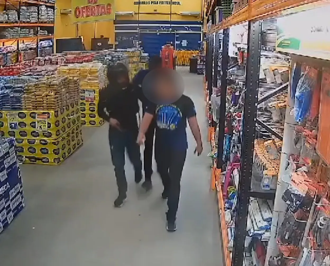 Homens armados são flagrados fazendo assalto a supermercado na Grande Fortaleza